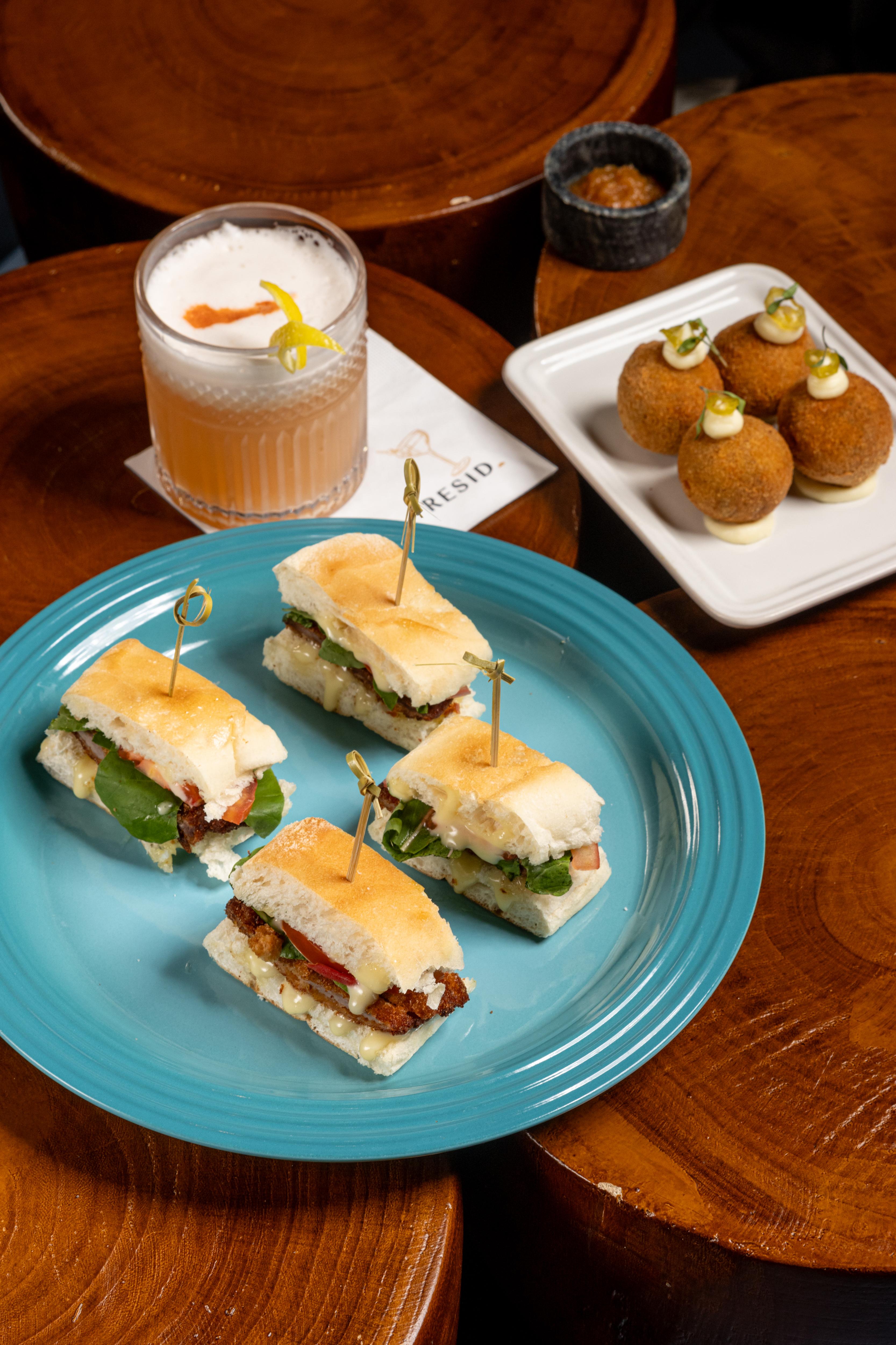 Mesa preparada com aperitivos e drinks