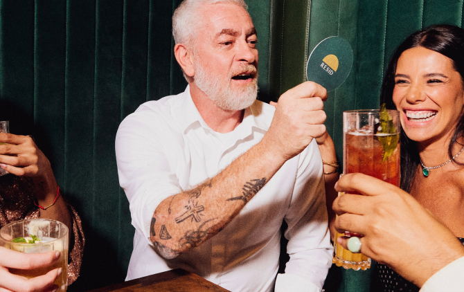 Conversa e conexão no Resid Bar