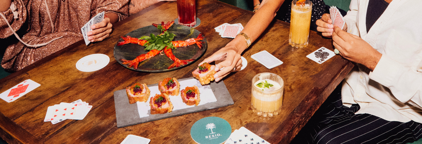 Interior do Resid Bar preparado para receber encontros e eventos